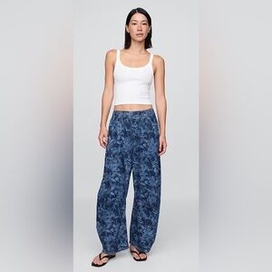 GAP Mid Rise UltraSoft Easy Horseshoe Jeans in Navy Blue Floral (M)